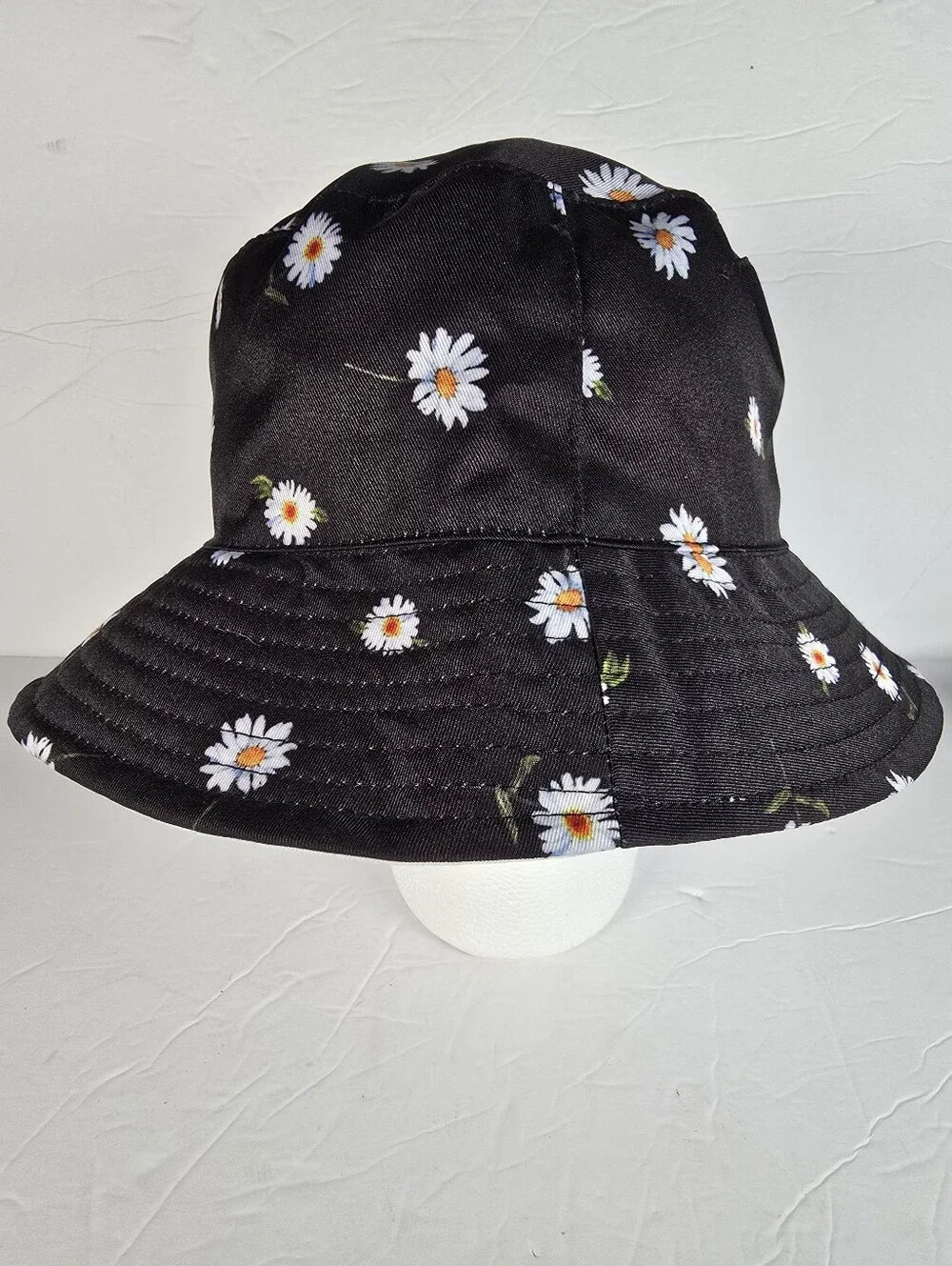 NWOT Alice + Olivia x FABFITFUN Reversible Daisy Bucket Hat One Size